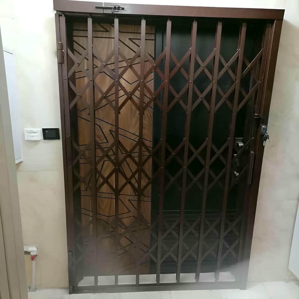 حفاظ آکاردئونی نصب شده روی درب ورودی ساختمان