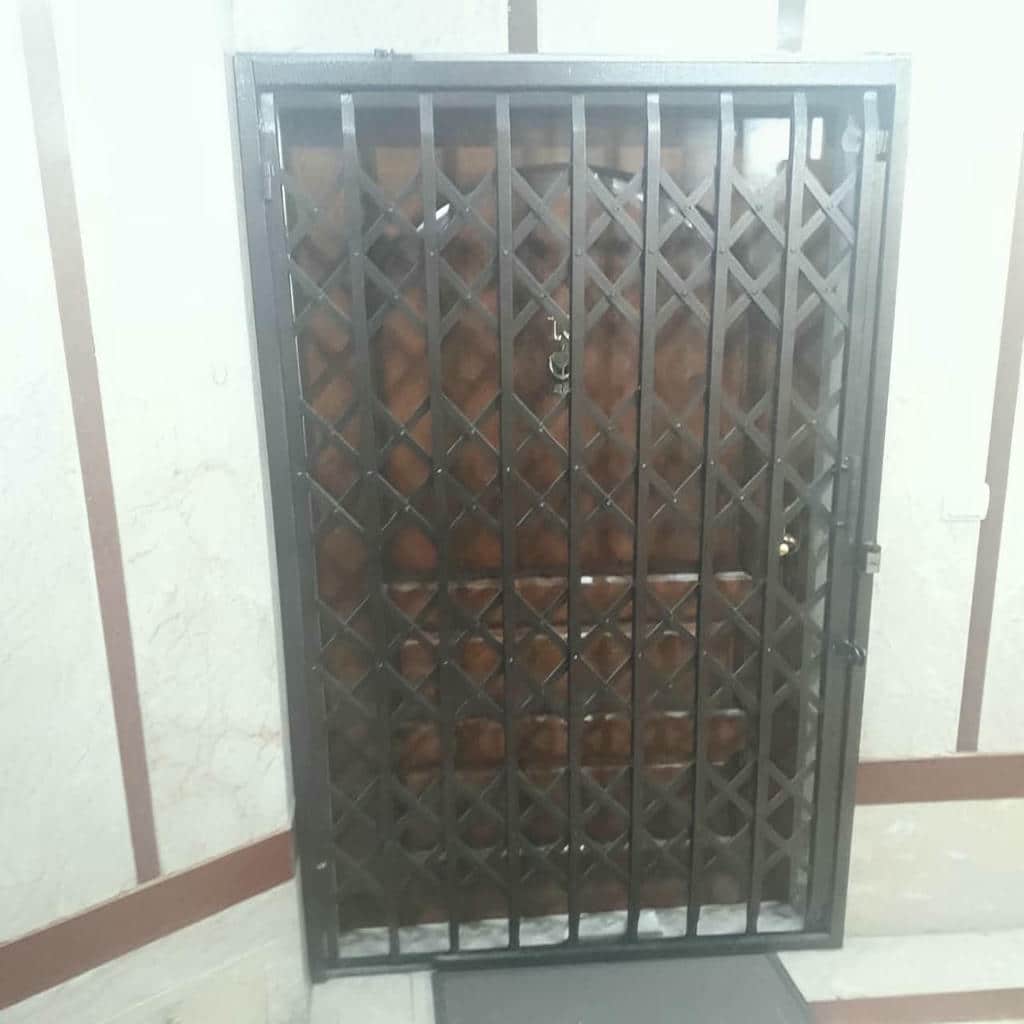 حفاظ درب آکاردئونی در استان زنجان در مرحله اندازه گیری تخصصی ورودی