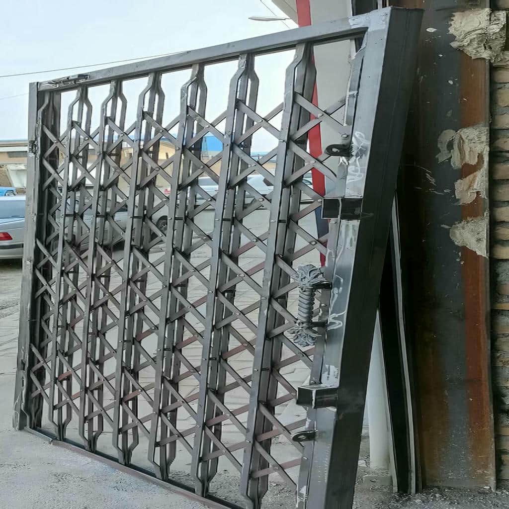 حفاظ درب آکاردئونی در کرمان با متریال فلزی مناسب ورودی عریض