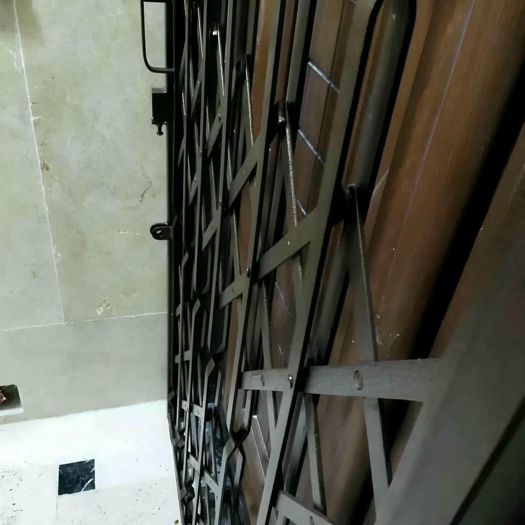حفاظ درب آکاردئونی در بیرجند در نمونه مقایسه مدل ایرانی