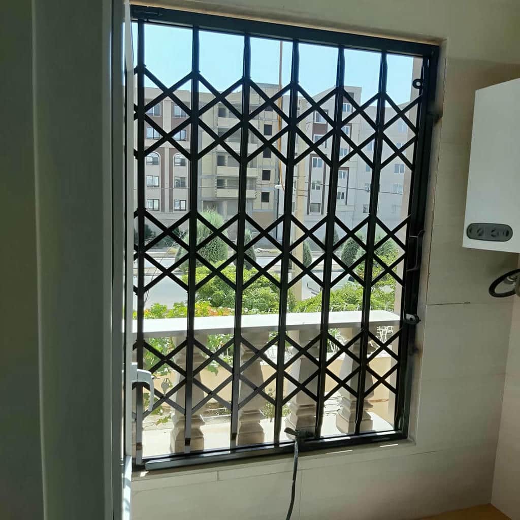 حفاظ درب آکاردئونی در استان سیستان و بلوچستان در مرحله بازدید تخصصی پروژه