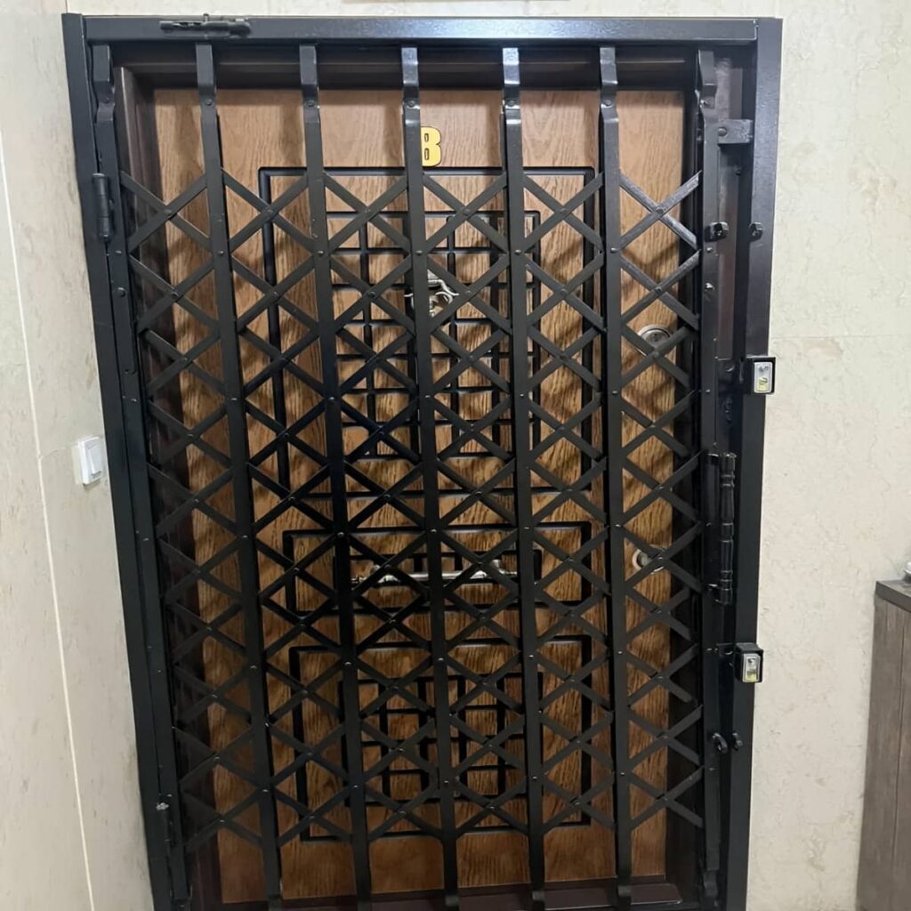 نرده آکاردئونی آپارتمان با بدنه فلزی رنگ شده