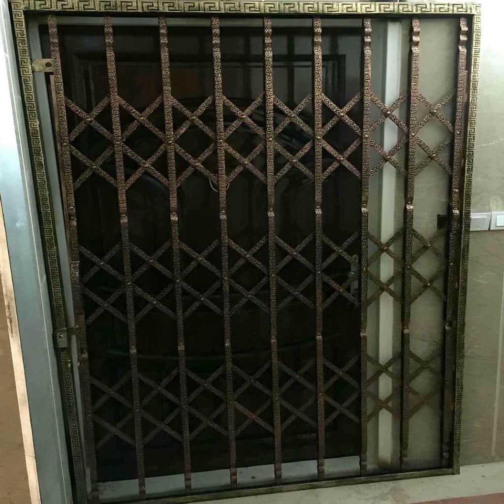 حفاظ درب آکاردئونی در شهرکرد با بدنه فلزی مناسب ورودی آپارتمان