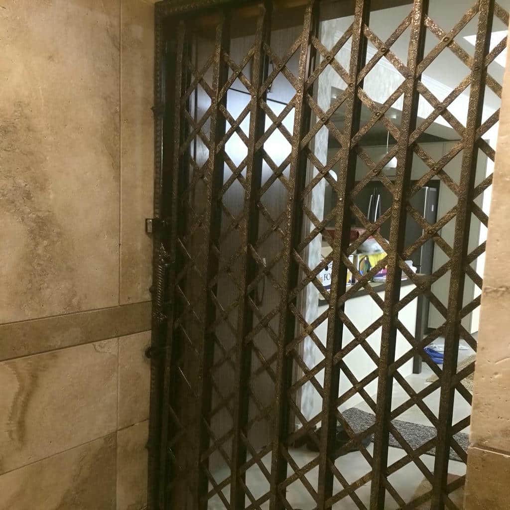 درب آکاردئونی مدل ساده با تسمه های فولادی