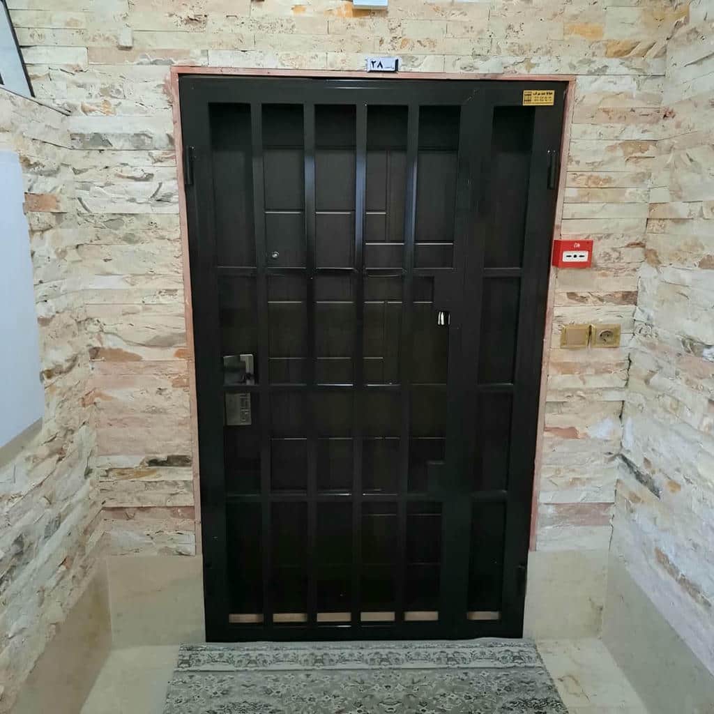 حفاظ آکاردئونی فلزی با ریل کشویی ورودی آپارتمان