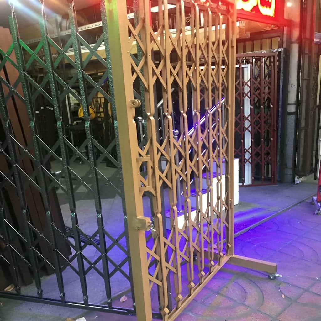 حفاظ درب آکاردئونی در بجنورد با قفل فلزی مناسب ورودی ساختمان