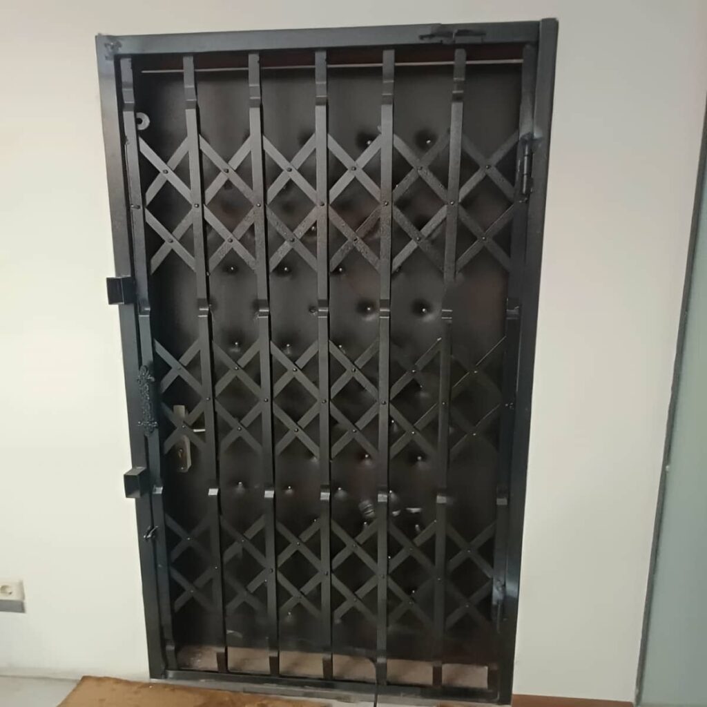 حفاظ درب آکاردئونی در بیرجند با متریال فلزی مناسب استفاده روزمره