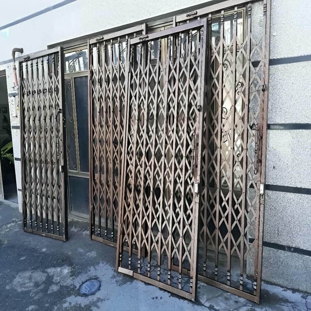 حفاظ درب آکاردئونی در شهرکرد با مدل هماهنگ با نمای کلاسیک