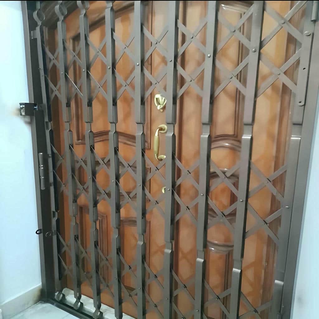 حفاظ درب آکاردئونی در استان سیستان و بلوچستان با ابعاد سفارشی برای فضای محدود