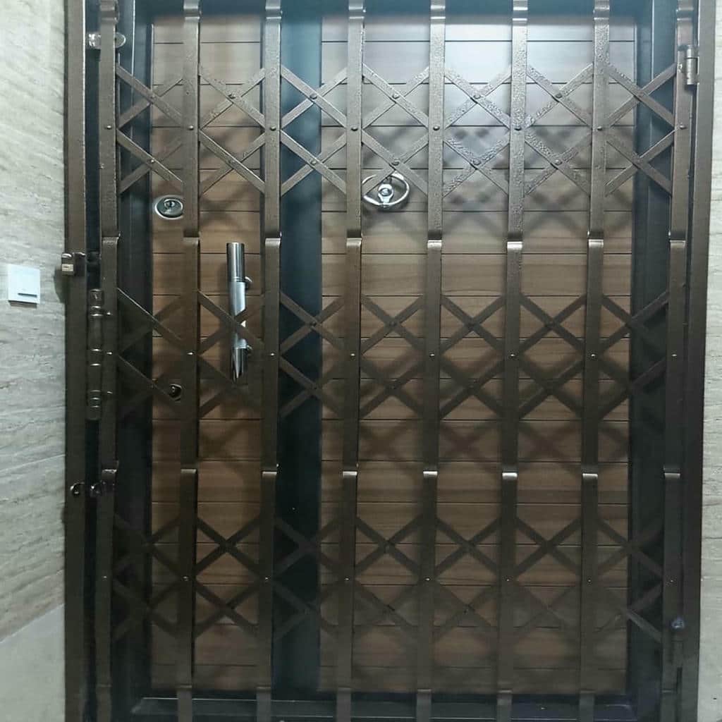 حفاظ پشت درب آپارتمان آکاردئونی با اتصالات مقاوم