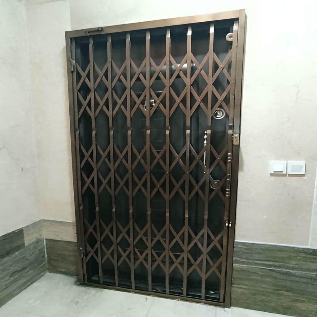حفاظ درب آکاردئونی در بیرجند در نمونه مقایسه مدل خارجی