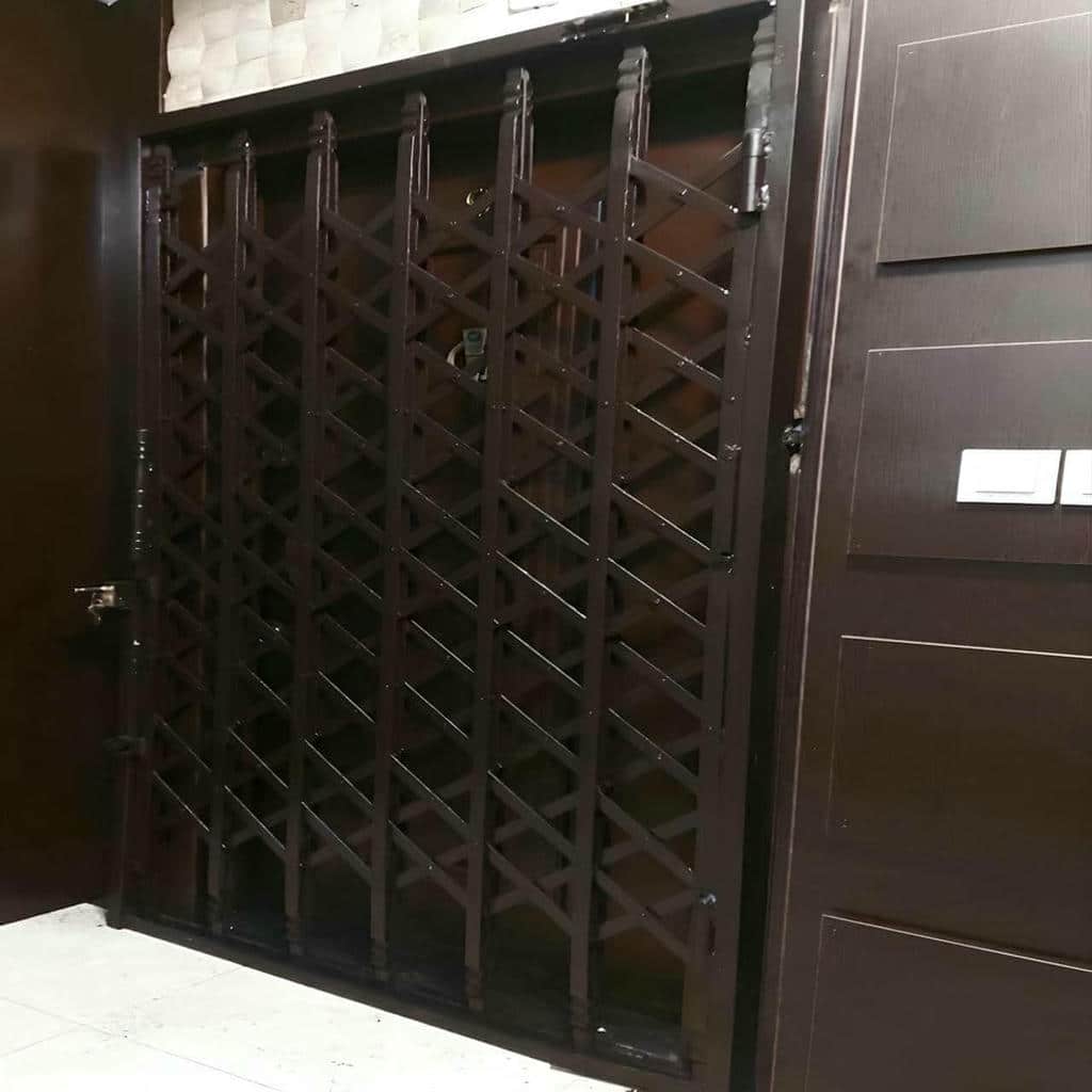 حفاظ درب آکاردئونی در یزد با جوشکاری تمیز برای ورودی ساختمان