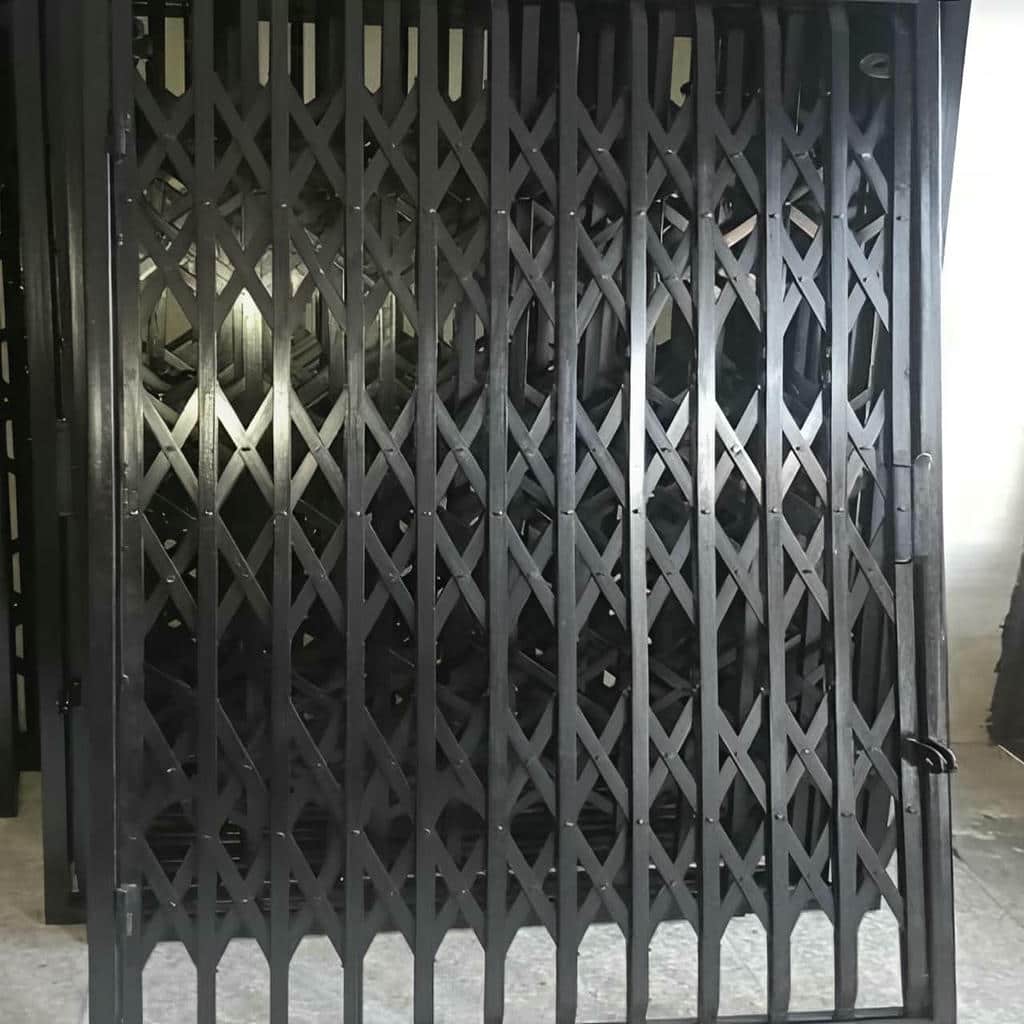 نرده آکاردئونی با تسمه های فلزی و ریل حرکتی