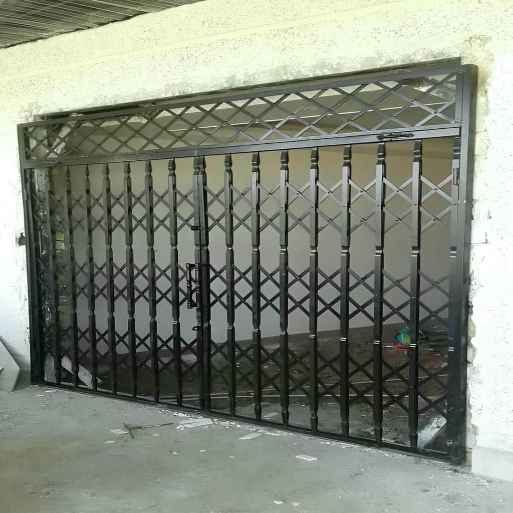 حفاظ درب آکاردئونی در استان سیستان و بلوچستان مناسب ورودی کم عرض ساختمان