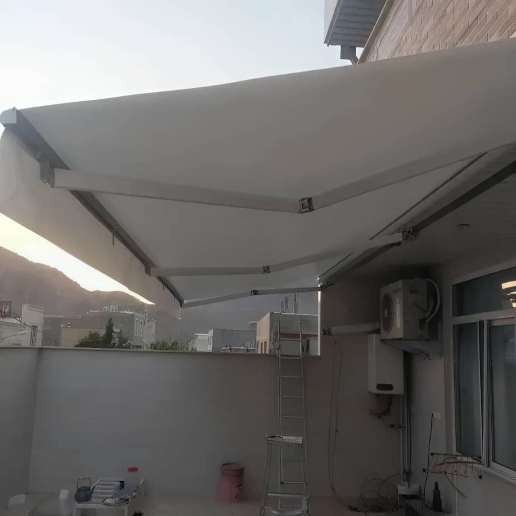 سایبان دوطرفه با پروفیل فلزی و اتصالات منظم