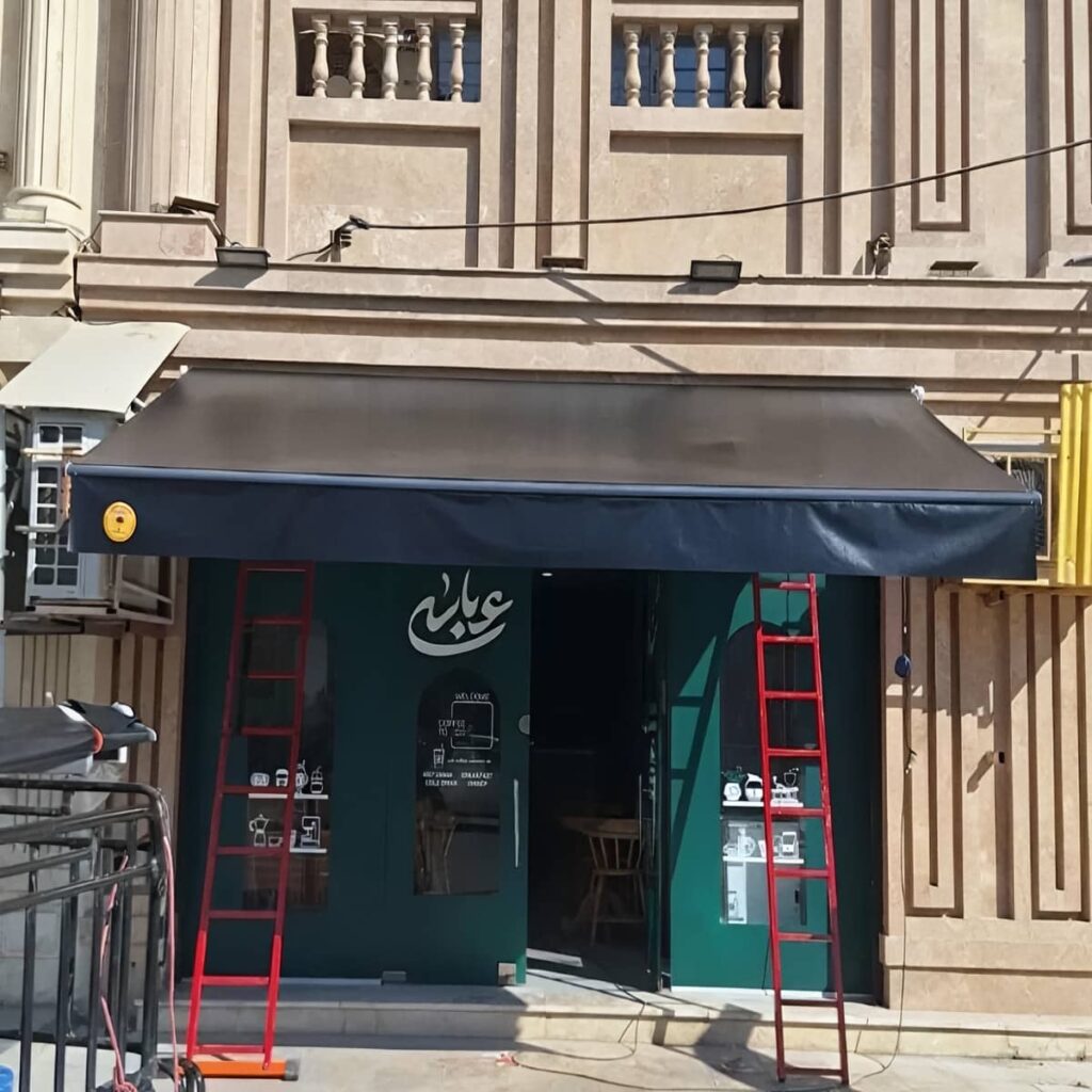 سایبان برقی تاشو نصب شده روی نمای ساختمان