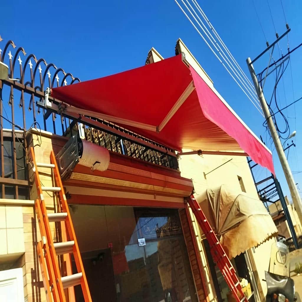سایبان اتوماتیک نصب شده در محوطه باغ