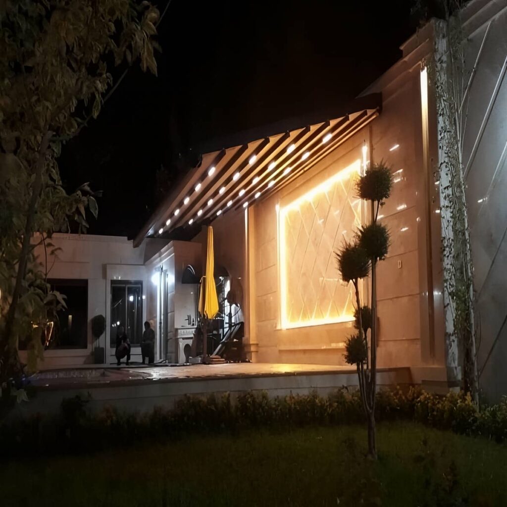 سایبان برقی در شهرکرد با رنگ هماهنگ عناصر فرفورژه