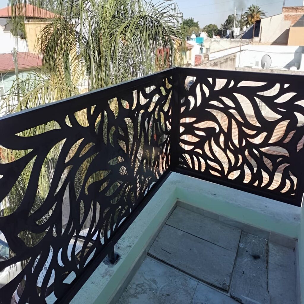 نرده تراس نصب شده در دهانه بزرگ ساختمان