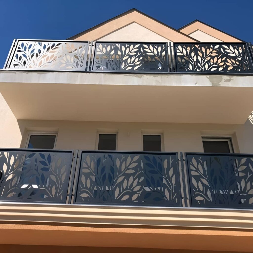 جان پناه بالکن با ساختار محکم و هماهنگ