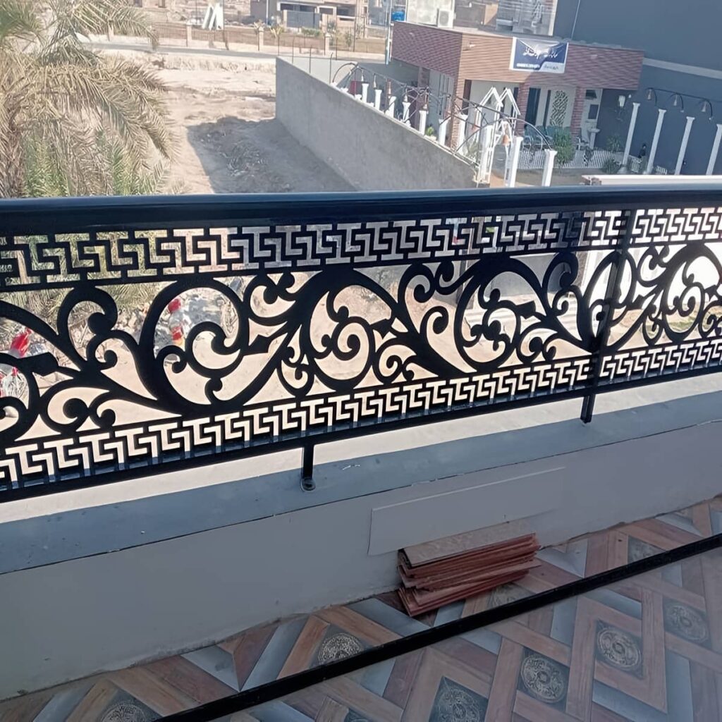 نرده بالکن در استان زنجان با رنگ مشکی و سطح سالم
