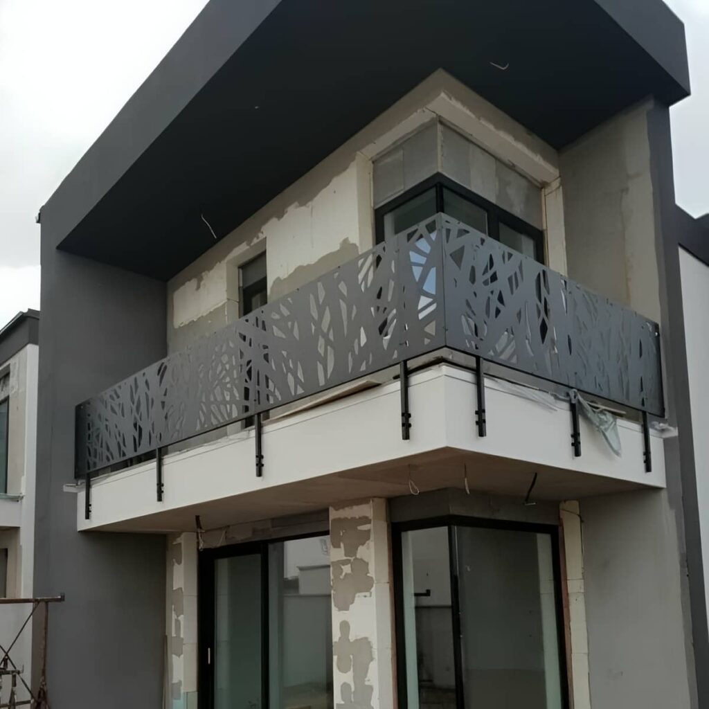 نرده بالکن در کرج هنگام بازدید تخصصی محل پروژه