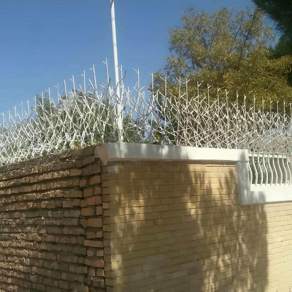 حفاظ روی دیوار حیاط سرنیزه ای با ساختار عمودی
