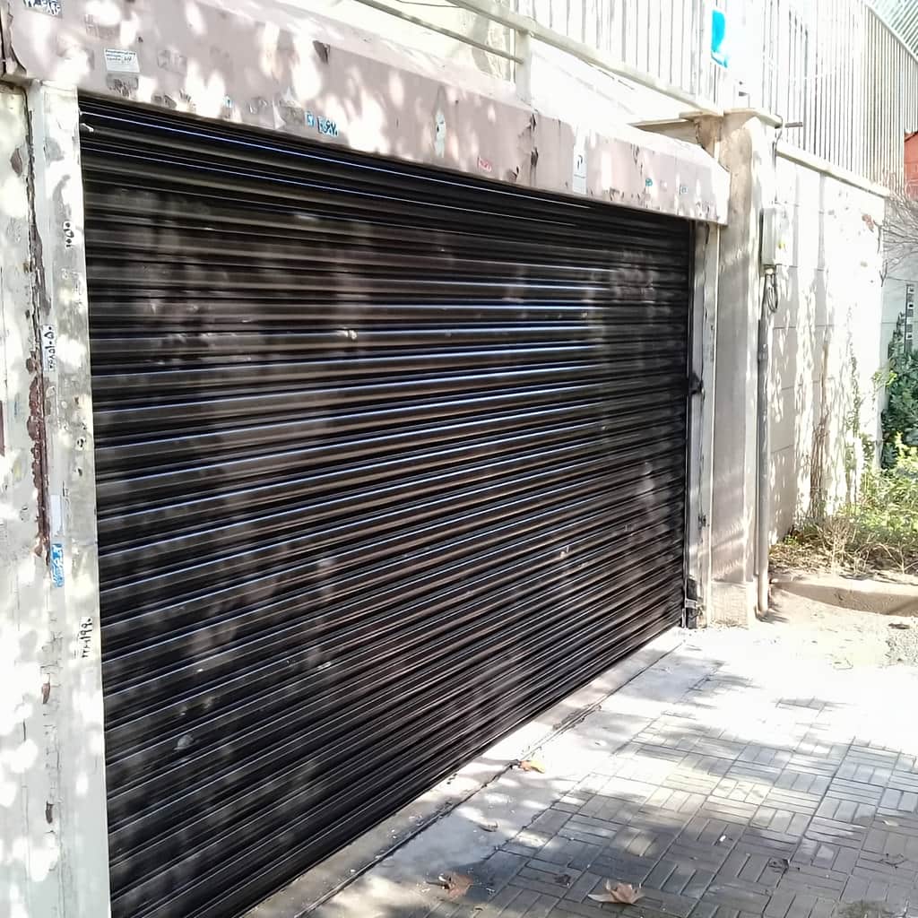 کرکره برقی سفید با تیغه یکدست برای پارکینگ در استان خوزستان