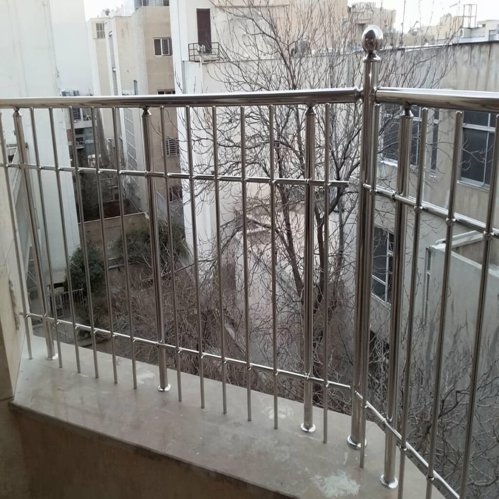 نرده بالکن در استان تهران با طرح ساده سفید هماهنگ با نمای ساختمان