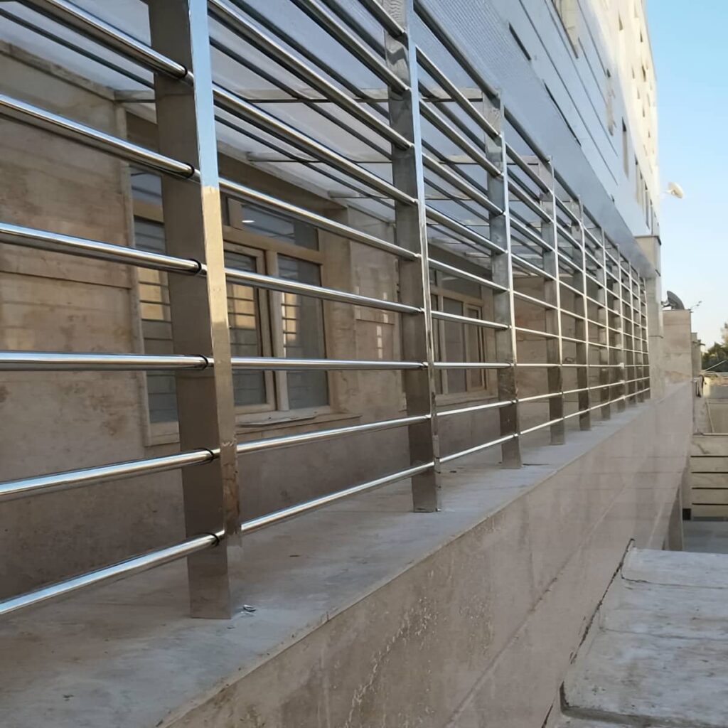 نرده بالکن در ارومیه با طرح ساده برای تراس باغ