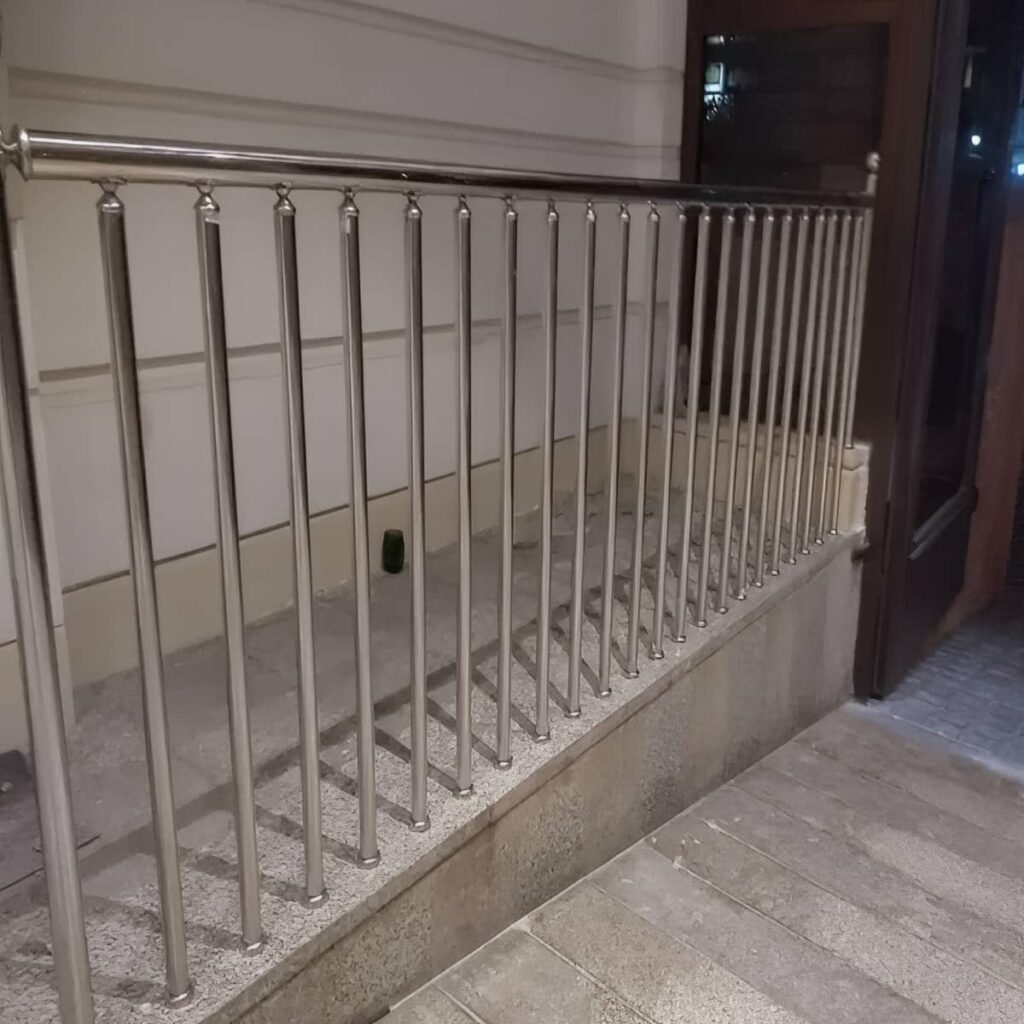 نرده شیشه ای بالکن برای تراس ساختمان مسکونی مدرن
