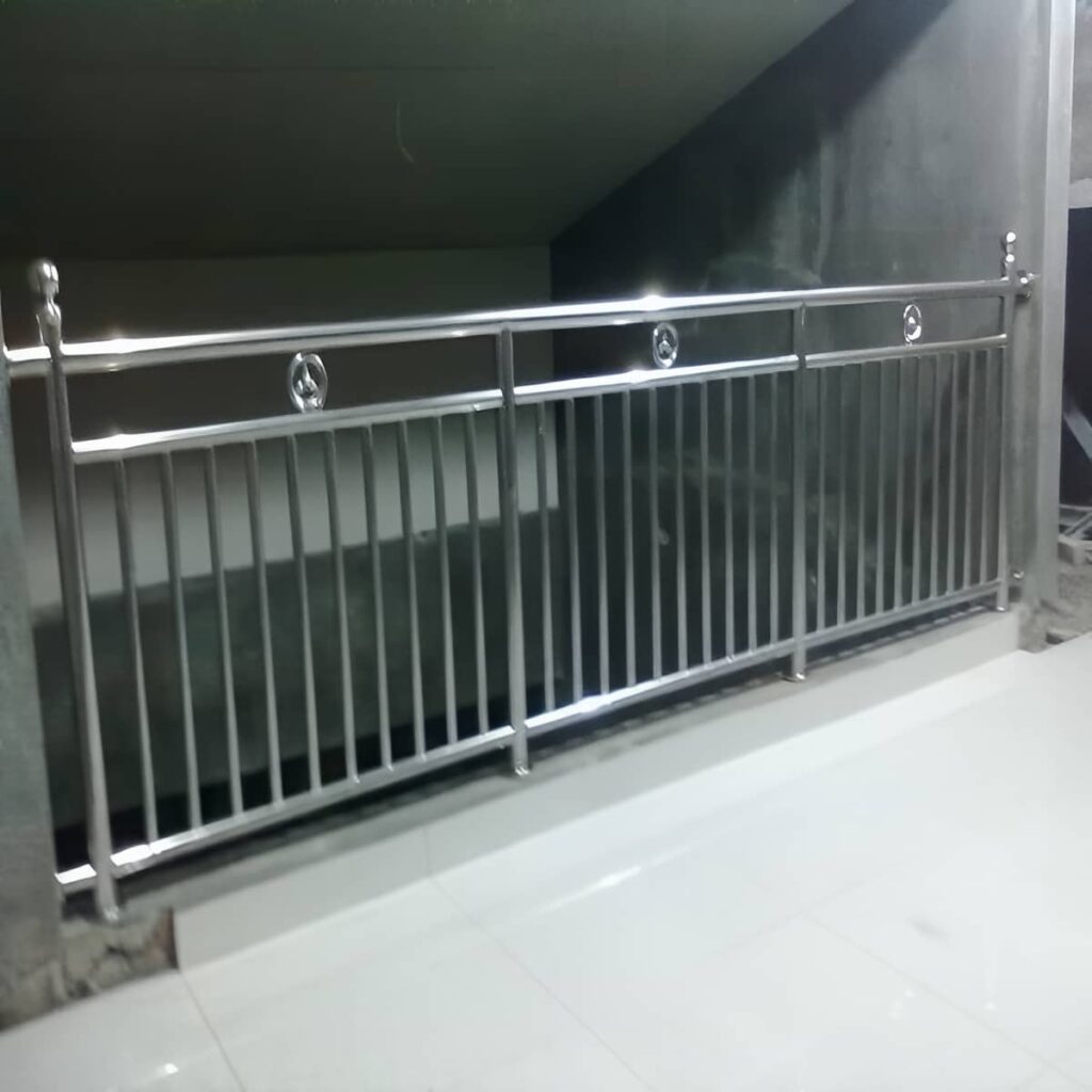 نرده استیل بالکن با اتصالات منظم و پرداخت صاف