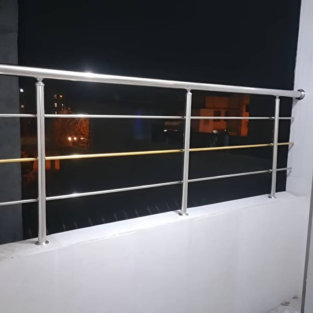 نرده بالکن ویلایی با اعضای عمودی هماهنگ با نما