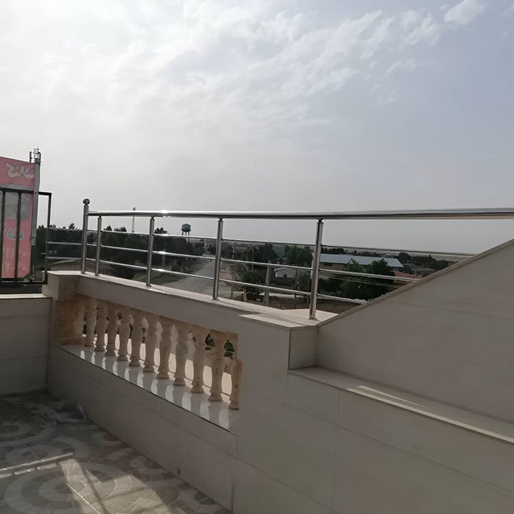 نرده بالکن در بیرجند با رنگ سفید در نمونه مدل خارجی