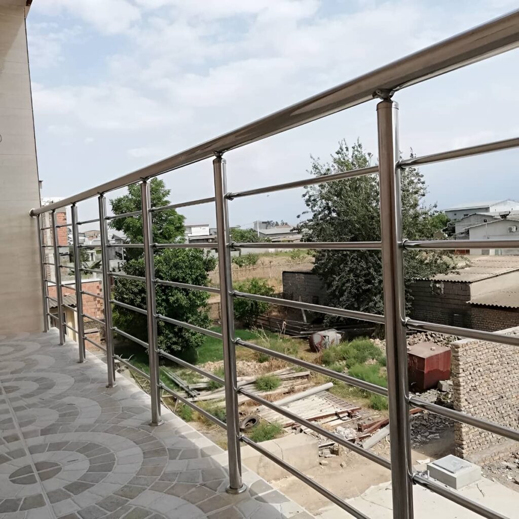 نرده استیل بالکن با پایه های فلزی محکم روی کف