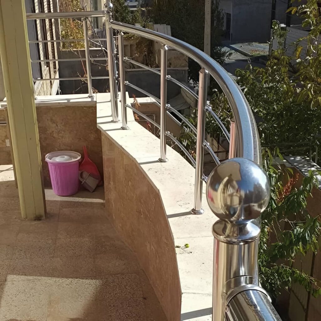 نرده بالکن در استان خوزستان با طرح سفید هماهنگ با نمای مینیمال