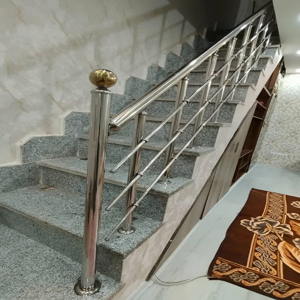 نرده راه پله با جزئیات جوشکاری دقیق نرده راه پله با جزئیات جوشکاری دقیق