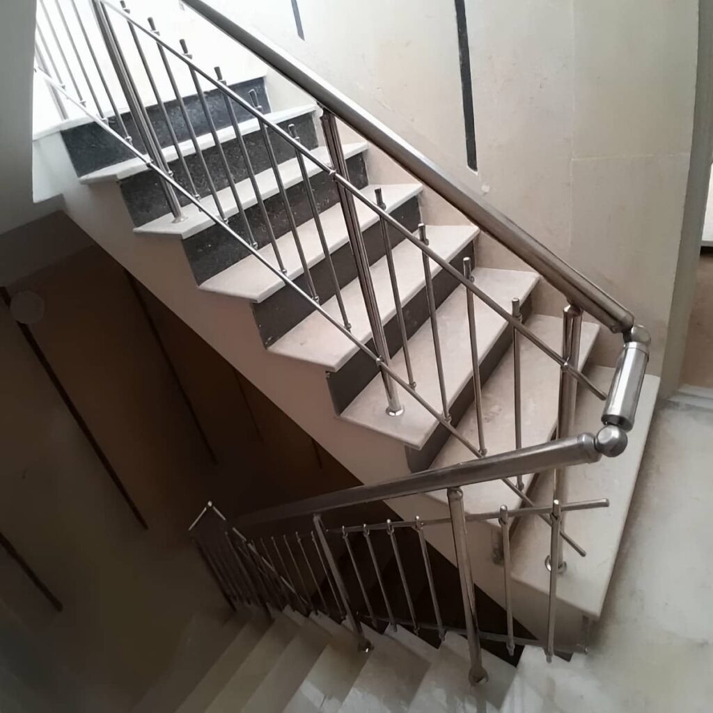 نرده شیشه ای راه پله در فضای اداری با اجرای مدرن