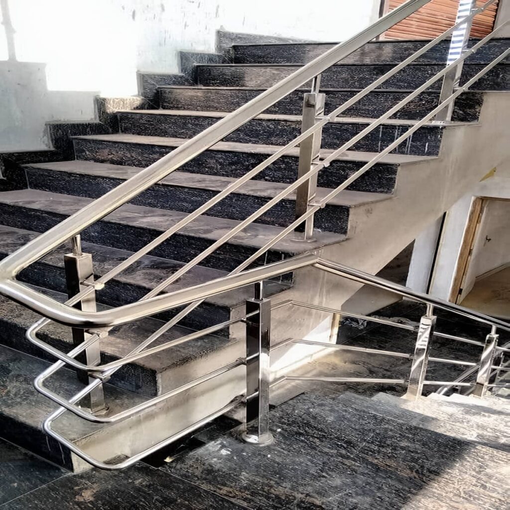 نرده استیل راه پله با دست انداز براق و اتصالات ایمن