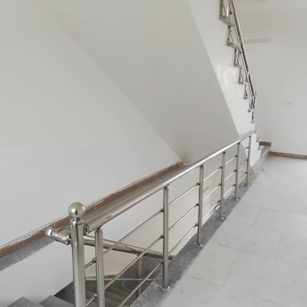 نرده استیل راه پله در فضای ورودی ساختمان مسکونی نرده استیل راه پله در فضای ورودی ساختمان مسکونی
