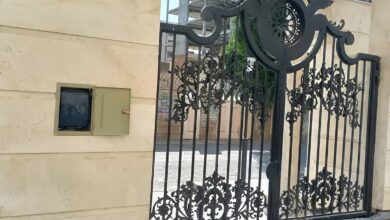 جک درب پارکینگ در تهران با مدل بازویی روی درب حیاط