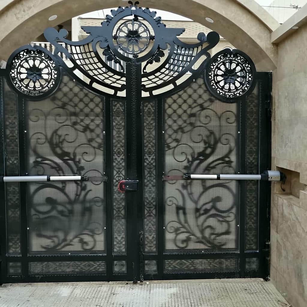 جک درب پارکینگ در خرم آباد با بدنه فلزی روی درب پرتردد