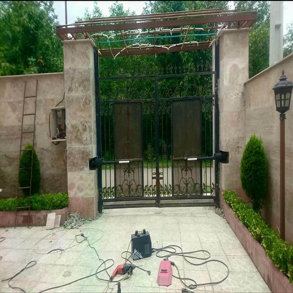 جک درب پارکینگ در مرحله اندازه گیری درب لولایی