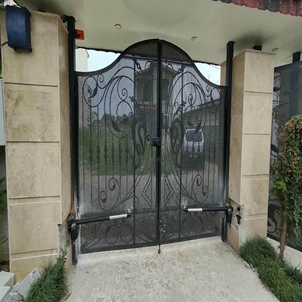 جک درب پارکینگ در استان لرستان با بدنه فلزی روی درب مسکونی