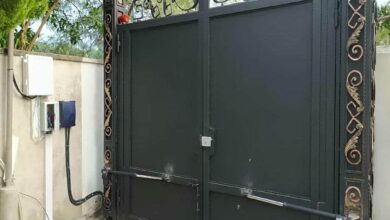 جک درب پارکینگ در بیرجند با مدل بازویی ایرانی روی ورودی ساختمان