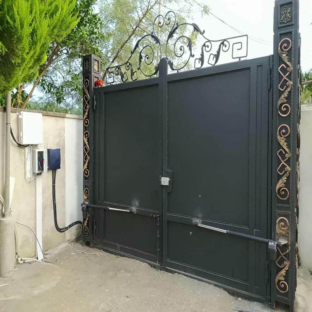 جک درب پارکینگ در بیرجند با مدل بازویی ایرانی روی ورودی ساختمان