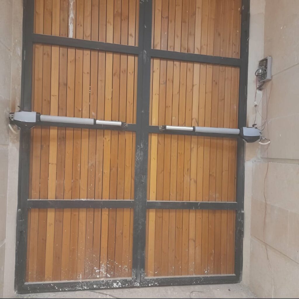 جک بازویی سفارشی روی لنگه عریض درب پارکینگ