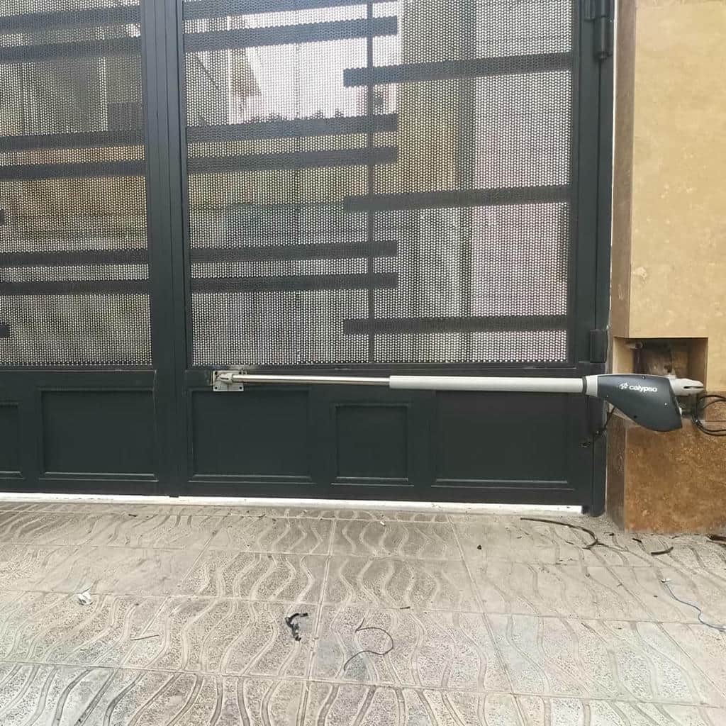جک ریلی روی ریل فلزی تراز شده ورودی