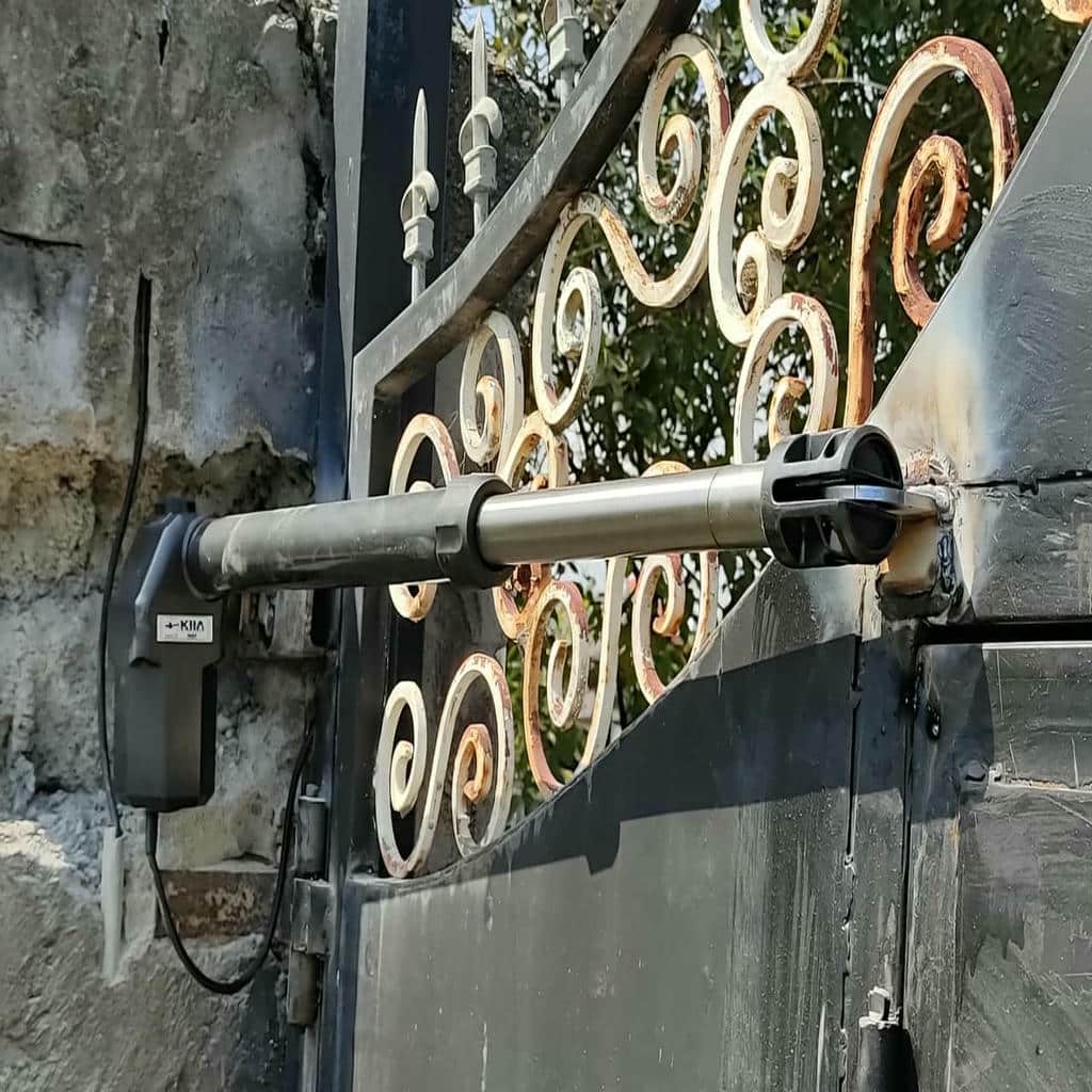 جک پرقدرت با بازوی فلزی روی درب کلاسیک