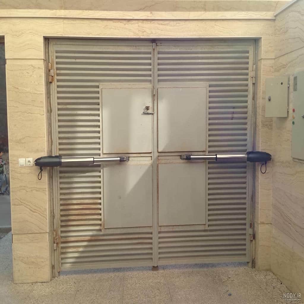 جک درب حیاط در مرحله اندازه گیری عرض درب